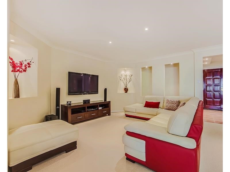 8 Tea Tree Cresent, Sinnamon Park QLD 4073