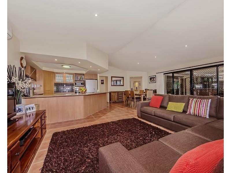 8 Tea Tree Cresent, Sinnamon Park QLD 4073