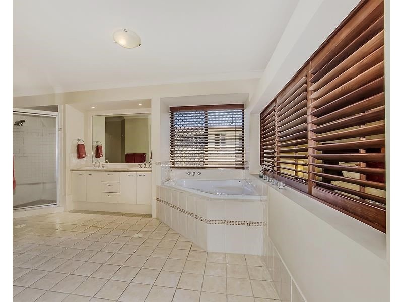 8 Tea Tree Cresent, Sinnamon Park QLD 4073