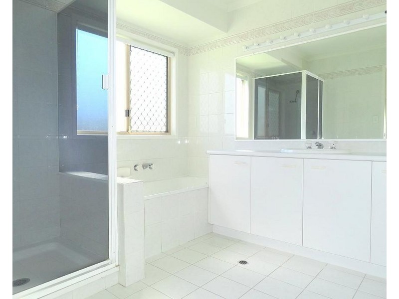 4 Accrington Place, Chapel Hill QLD 4069