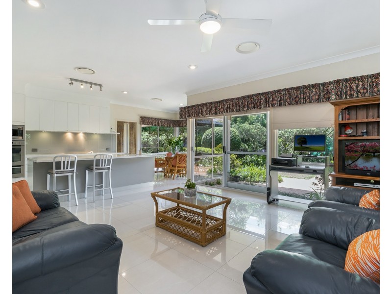11 Geewan Place, Chapel Hill QLD 4069