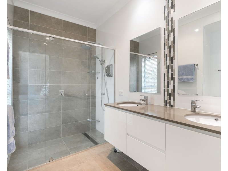 11 Geewan Place, Chapel Hill QLD 4069