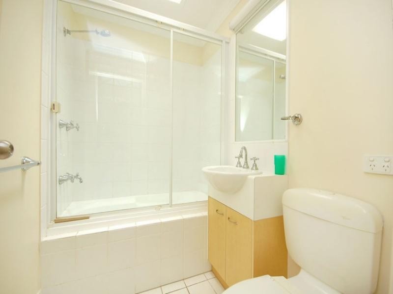 182 Carmody Road, St Lucia QLD 4067