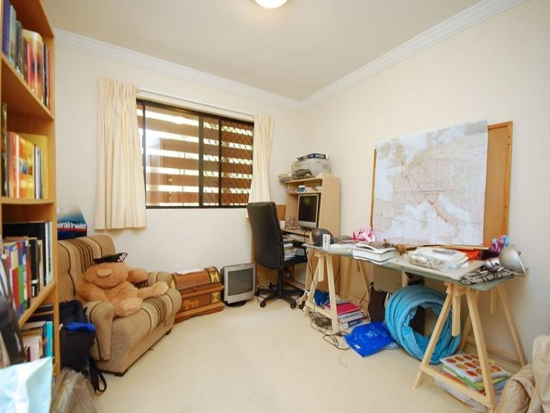 182 Carmody Road, St Lucia QLD 4067