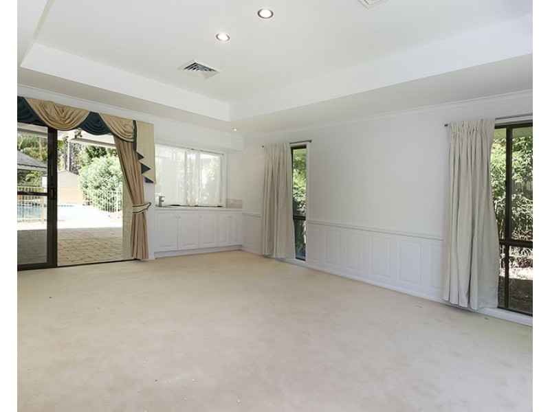 13 Taree Street, Chapel Hill QLD 4069