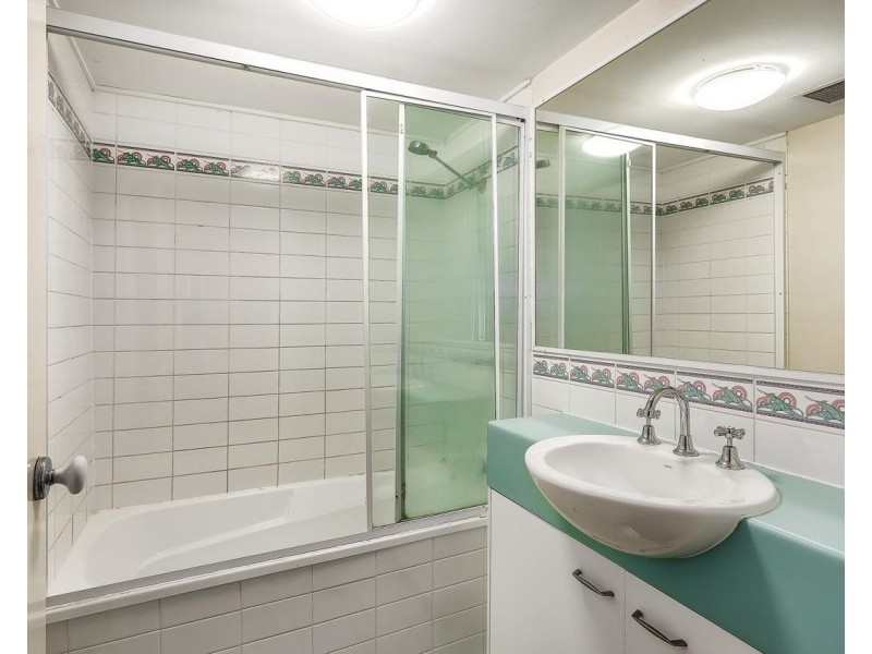 2/11 Sir Fred Schonell Drive, St Lucia QLD 4067