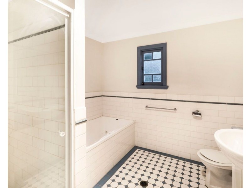 16 Sir Fred Schonell Drive, St Lucia QLD 4067