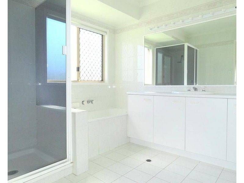 4 Accrington Place, Chapel Hill QLD 4069