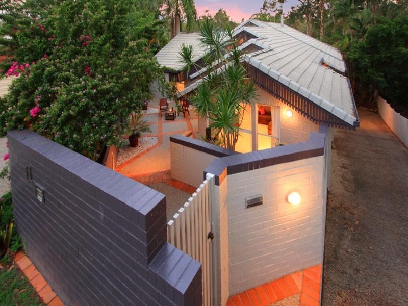 11 Moonah Street, Chapel Hill QLD 4069