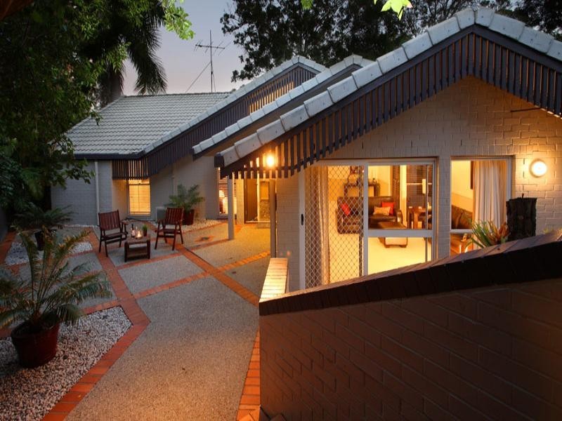 11 Moonah Street, Chapel Hill QLD 4069