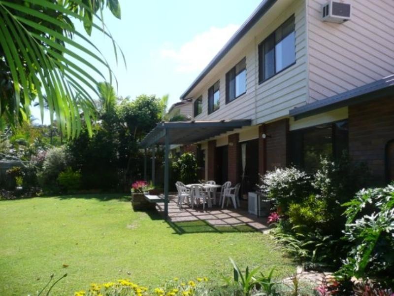 8 Halmore Place, Chapel Hill QLD 4069