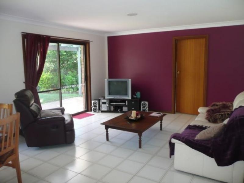 8 Halmore Place, Chapel Hill QLD 4069