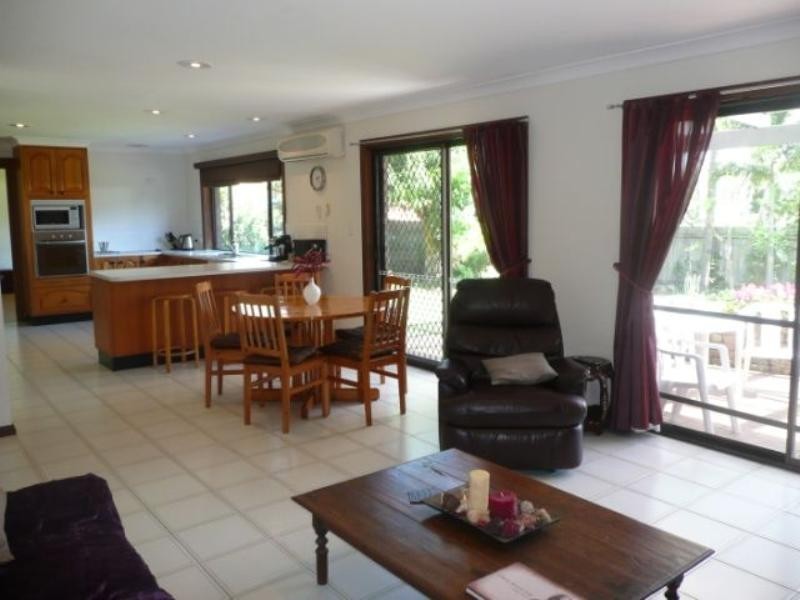 8 Halmore Place, Chapel Hill QLD 4069