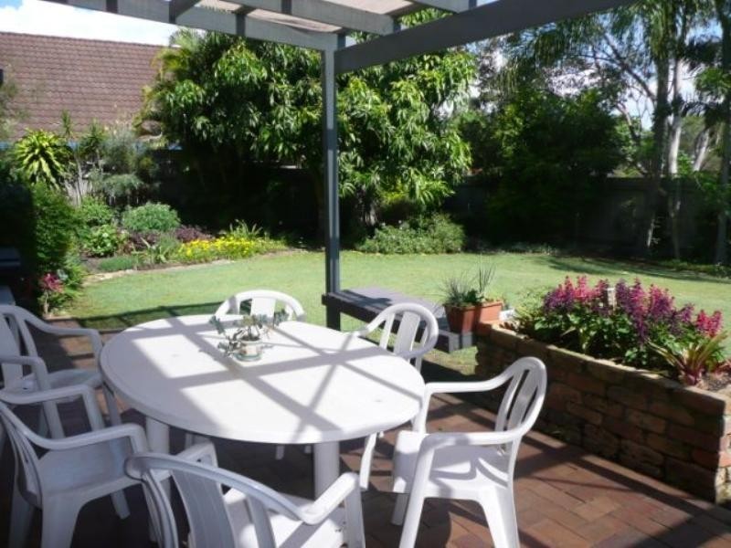 8 Halmore Place, Chapel Hill QLD 4069