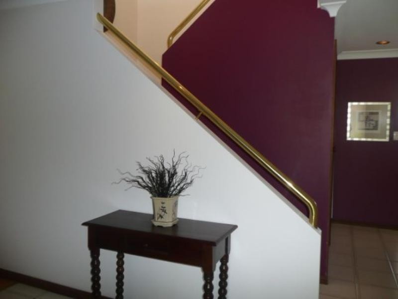 8 Halmore Place, Chapel Hill QLD 4069