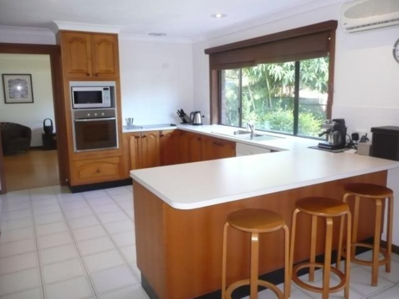 8 Halmore Place, Chapel Hill QLD 4069