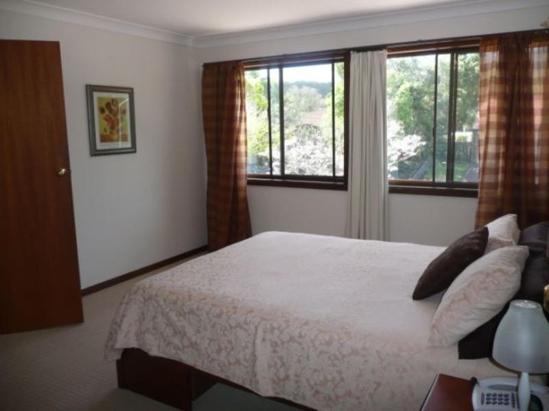 8 Halmore Place, Chapel Hill QLD 4069