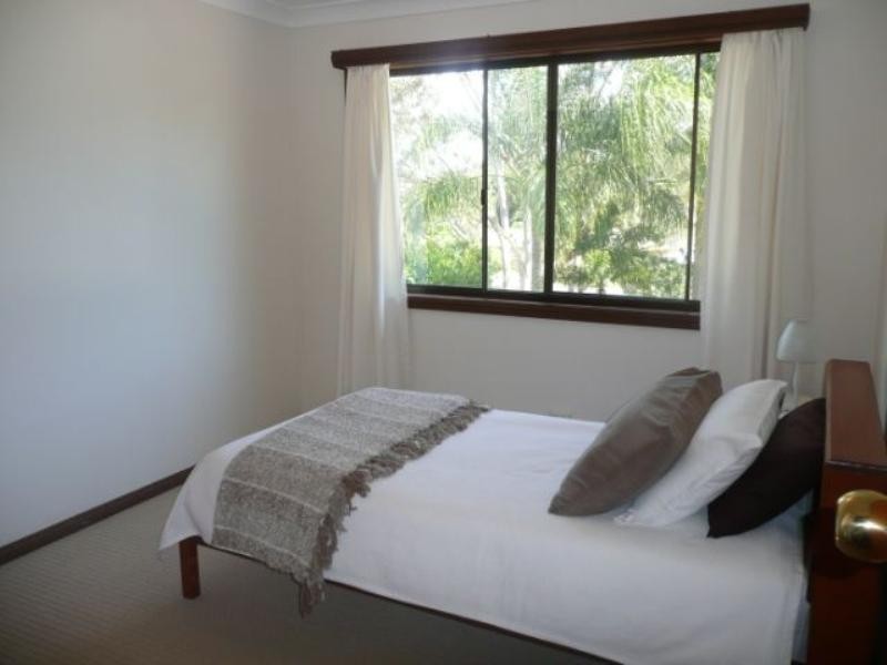 8 Halmore Place, Chapel Hill QLD 4069