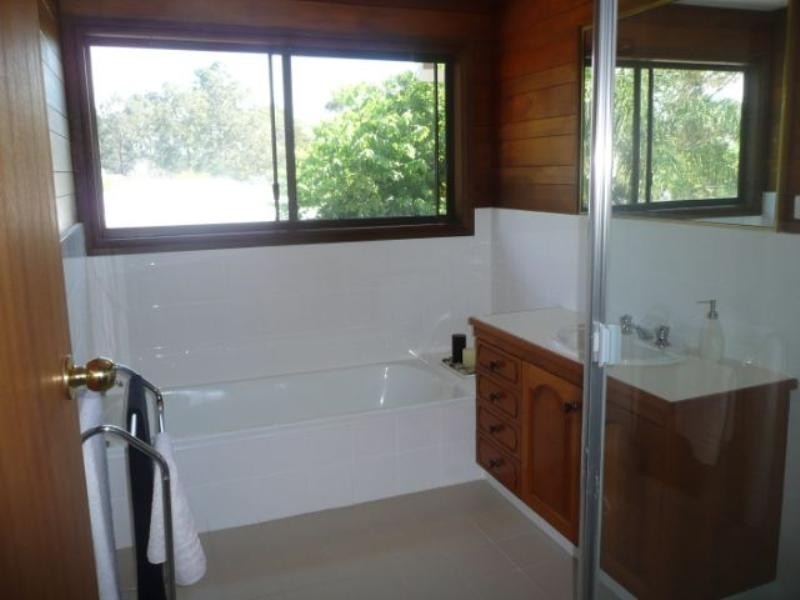 8 Halmore Place, Chapel Hill QLD 4069