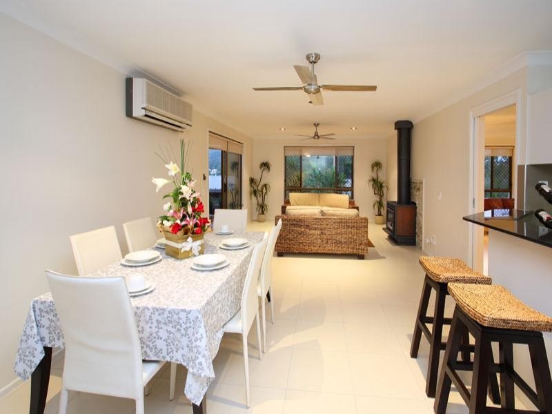 42 Hakea Crescent, Chapel Hill QLD 4069