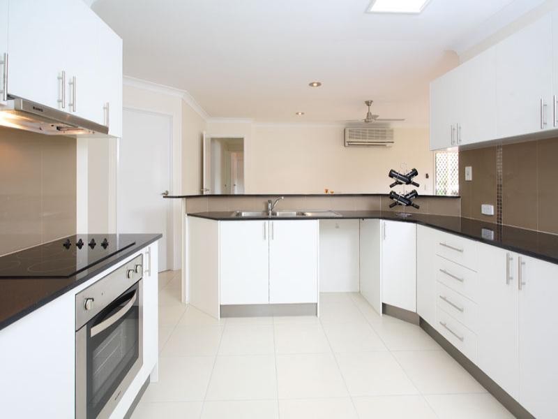 42 Hakea Crescent, Chapel Hill QLD 4069