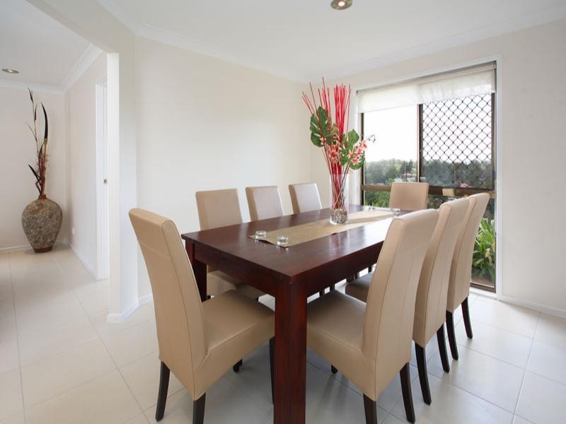 42 Hakea Crescent, Chapel Hill QLD 4069