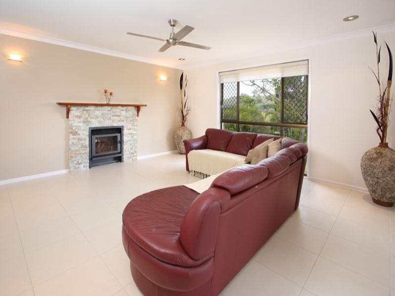 42 Hakea Crescent, Chapel Hill QLD 4069