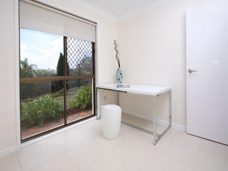 42 Hakea Crescent, Chapel Hill QLD 4069