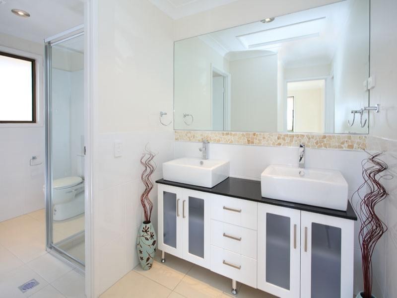 42 Hakea Crescent, Chapel Hill QLD 4069