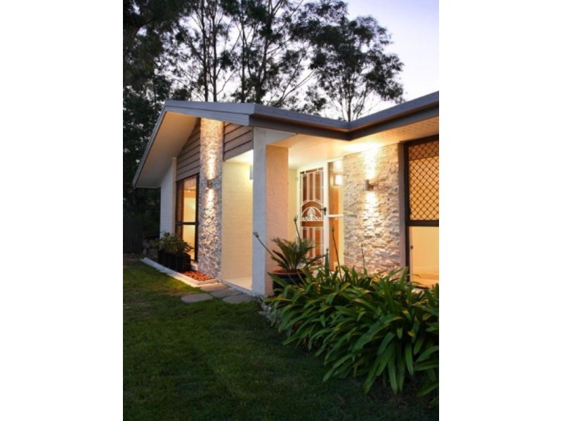 42 Hakea Crescent, Chapel Hill QLD 4069