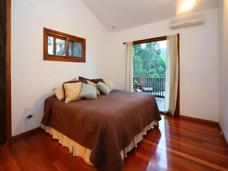 22 Camborne Place, Chapel Hill QLD 4069