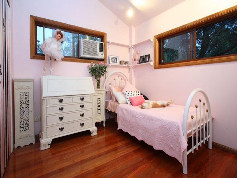 22 Camborne Place, Chapel Hill QLD 4069