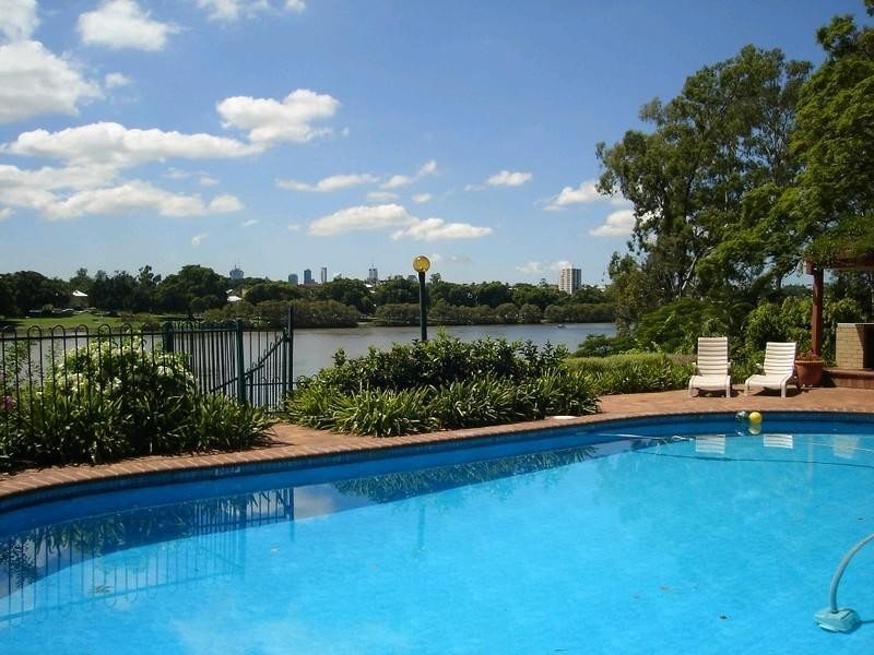 2/82 Sandford Street, St Lucia QLD 4067