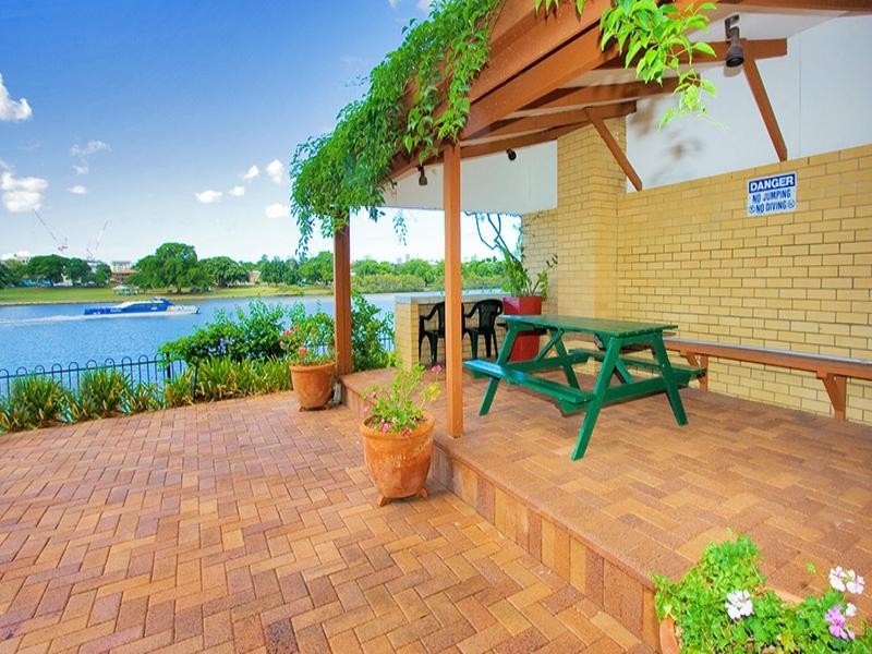 2/82 Sandford Street, St Lucia QLD 4067