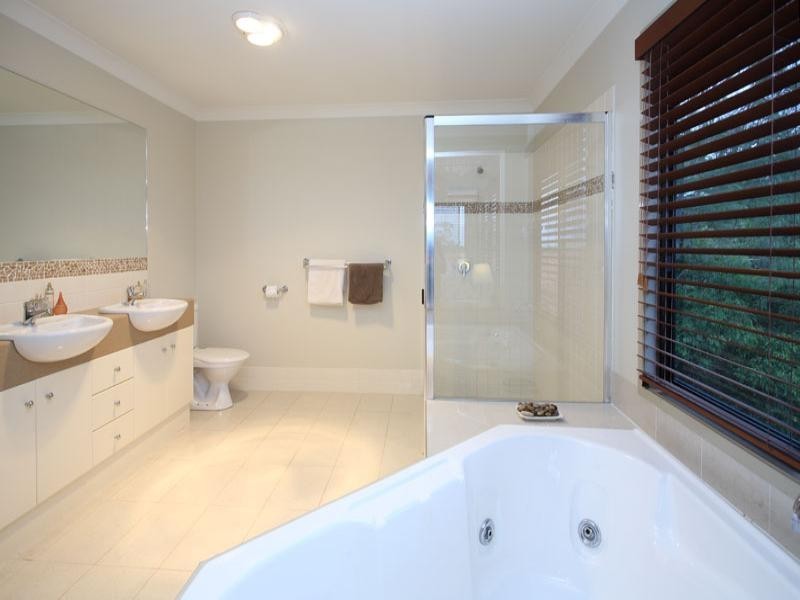 22 Grevillea Close, Chapel Hill QLD 4069