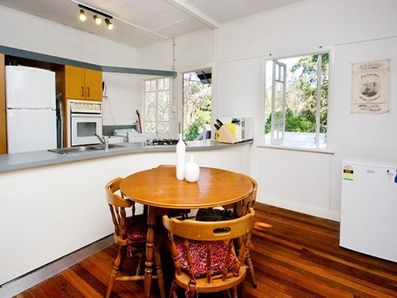 89 Ninth Avenue, St Lucia QLD 4067