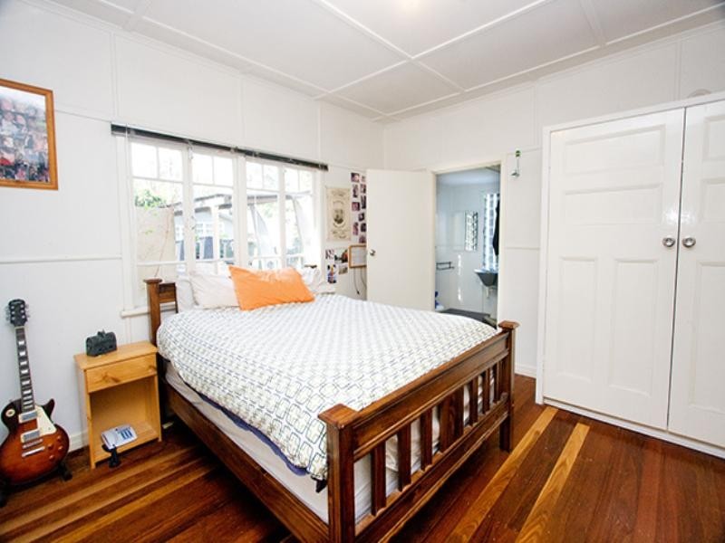 89 Ninth Avenue, St Lucia QLD 4067