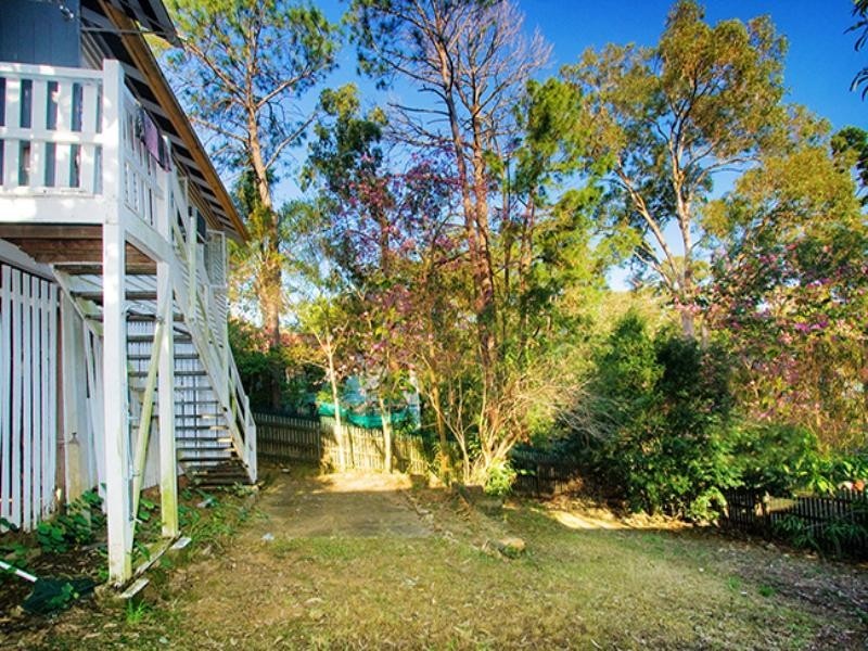 89 Ninth Avenue, St Lucia QLD 4067