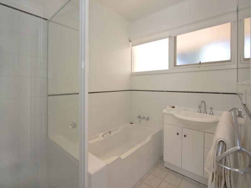 8 Kersley Road, Kenmore QLD 4069