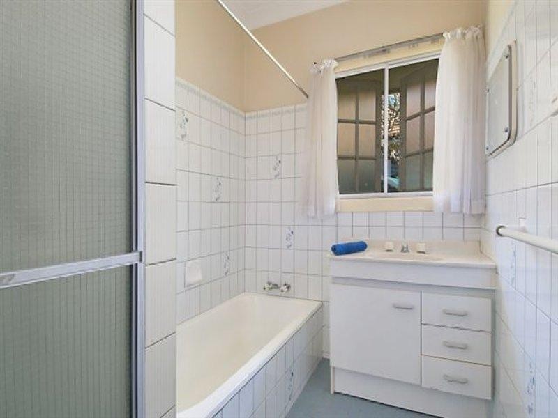 2 Mavis Street, St Lucia QLD 4067