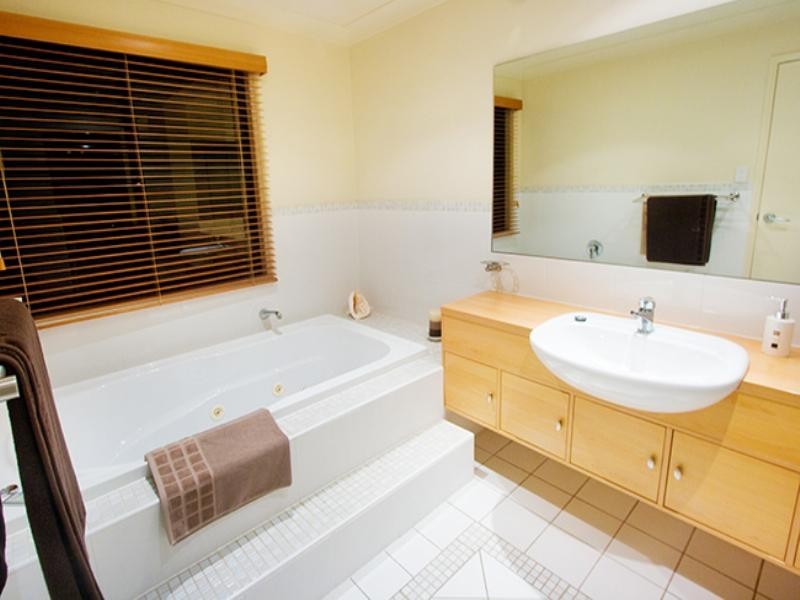 96 Sunset Road, Kenmore QLD 4069