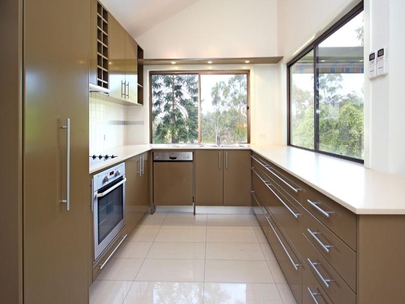 6 Robyn Street, Chapel Hill QLD 4069