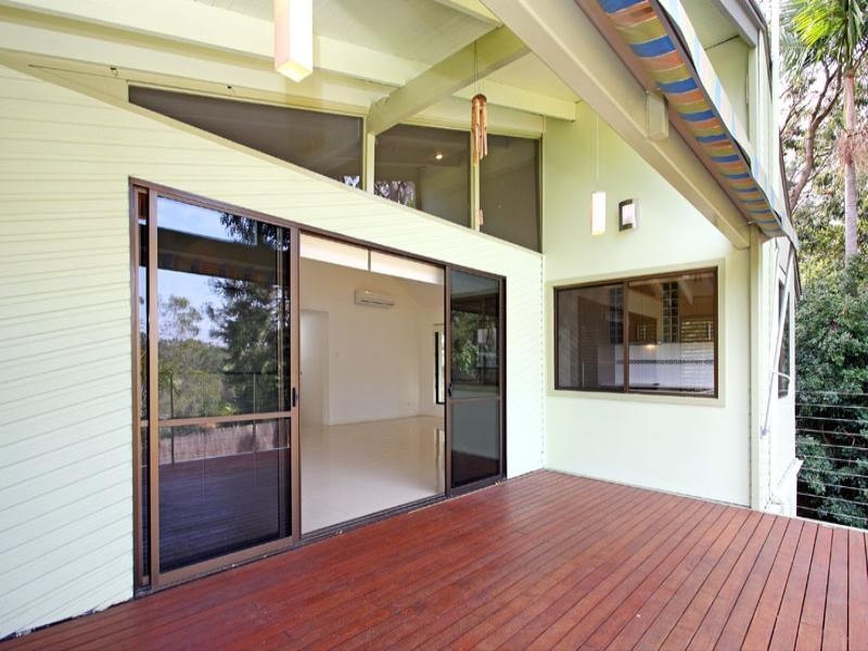 6 Robyn Street, Chapel Hill QLD 4069