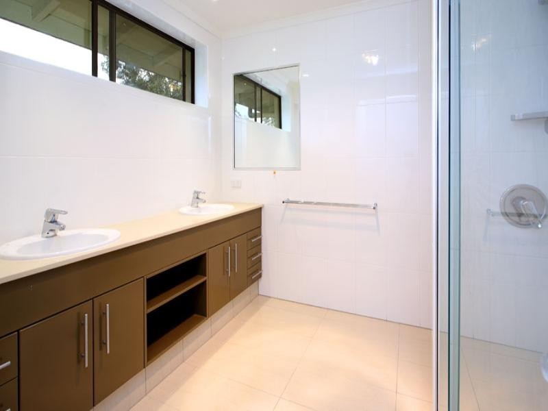 6 Robyn Street, Chapel Hill QLD 4069