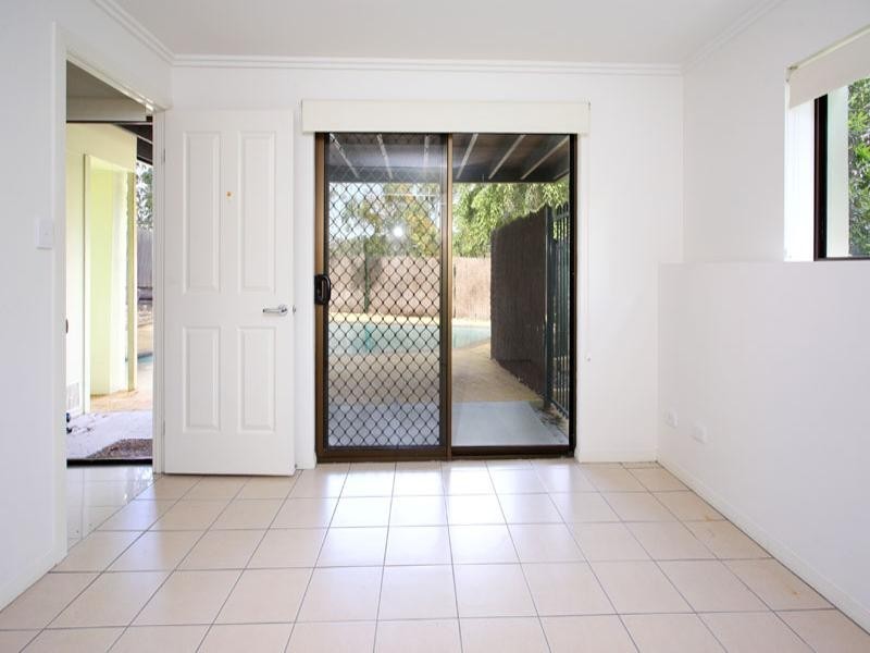 6 Robyn Street, Chapel Hill QLD 4069