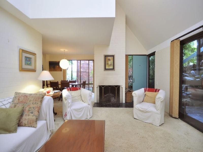 68 Seventh Avenue, St Lucia QLD 4067