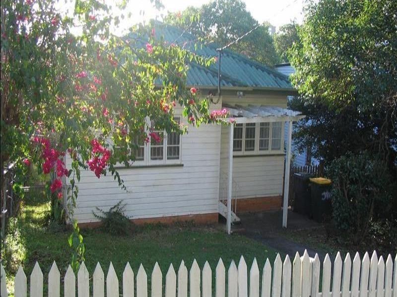 27 Saunders Street, Indooroopilly QLD 4068