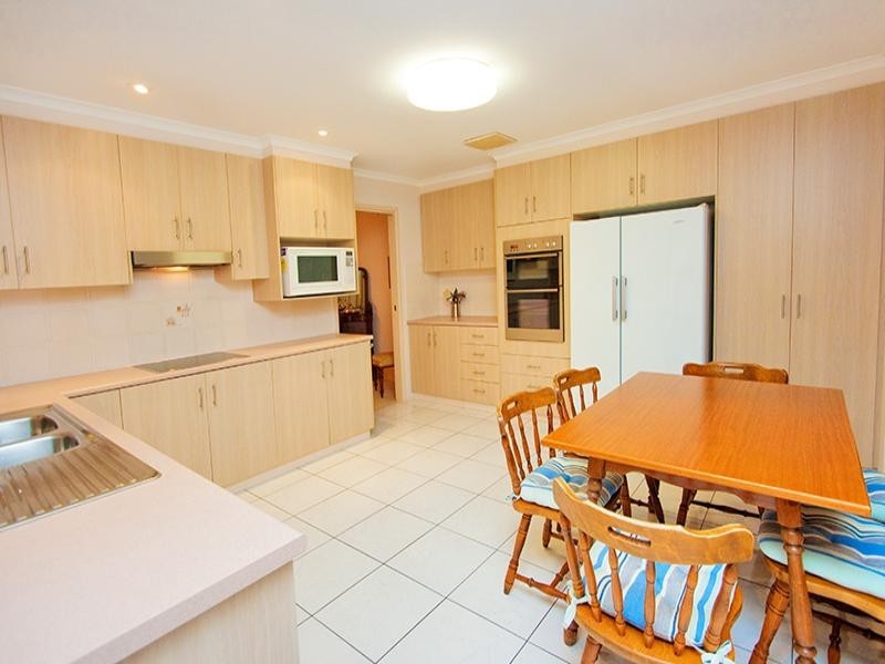 8 Emerald Court, Kenmore QLD 4069