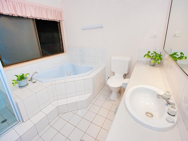 8 Emerald Court, Kenmore QLD 4069