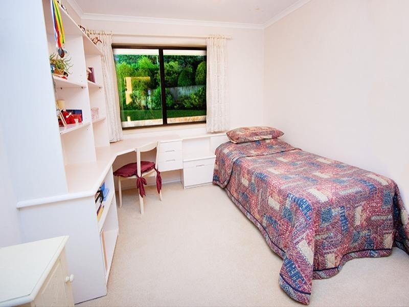 8 Emerald Court, Kenmore QLD 4069